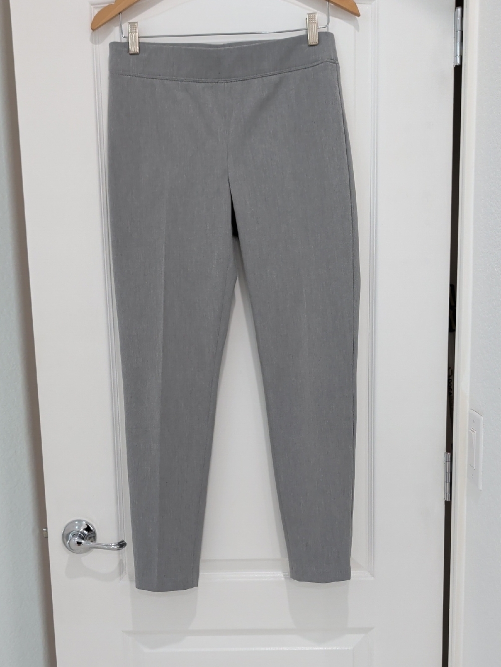 Like New Talbots Light Grey Ankle Cotton Blend Pull On Pants Size 6 Mid-Rise
